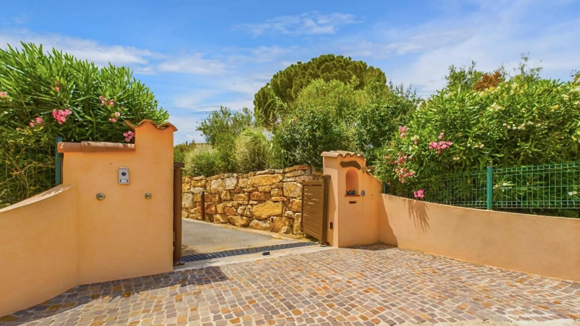 Spacious And Secure Villa With View ロクブリューヌ・シュル・アルジャン 別荘