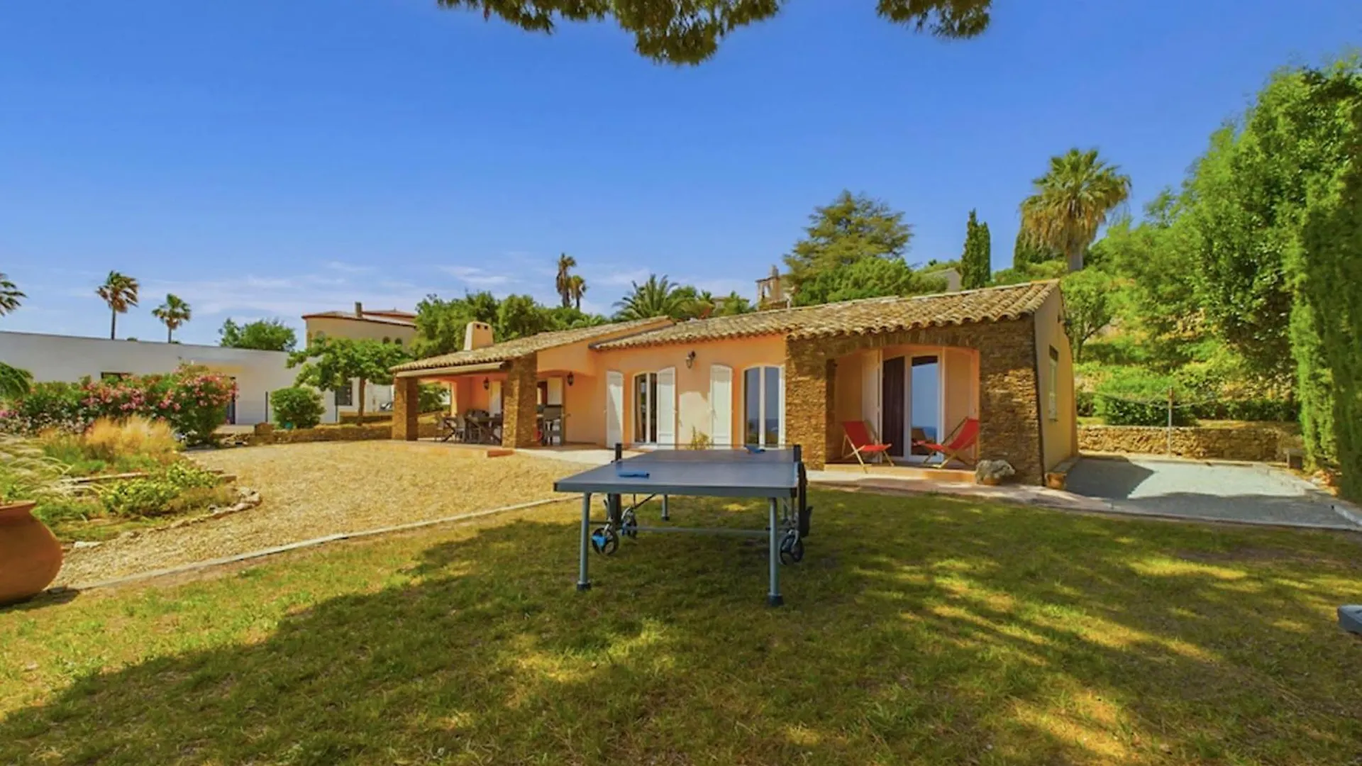 Spacious And Secure Villa With View ロクブリューヌ・シュル・アルジャン 0*,  フランス